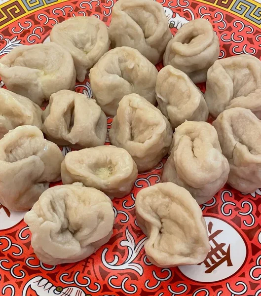 Mayalanmış kimchi ile birlikte haşlanmış ya da kızartılmış mandu köftesi. Lezzetli, taze hamur köftelerini baharatlı, keskin ve aromalı sebzelerle birleştiren klasik bir Kore çifti yaratıyor.