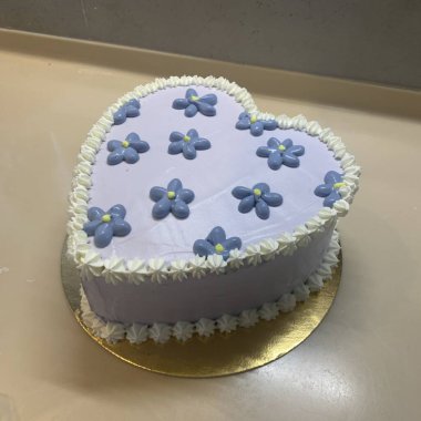 Lezzetli, yumuşak bir pasta, her durum için mükemmel. Katmanlı ya da tek, her ısırıkta tatlı ve neşe getiren, krema, meyve ya da süslemelerle kaplı..