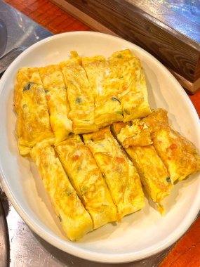 Kore mutfağında Gyeran-mari veya rulo omlet, çırpılmış soğan, havuç, soğan, Kore kabağı, soğan ve sarımsak soğanı ile yapılan lezzetli bir banchan türüdür. Tamagoyaki 'ye benziyor.