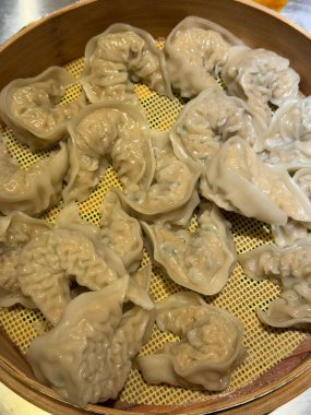 Köfte, tofu ve sebze gibi lezzetli malzemelerle dolu Kore hamur köfteleri. Mandu buğulama, haşlama ya da tavada kızartılma ile çok yönlü ve lezzetli bir aperatif ya da yemek yapılabilir..