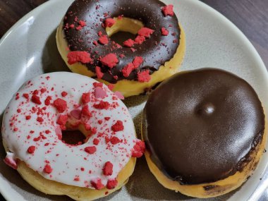 Lezzetli çörekler, üzerinde renkli jöleler ve serpiştirilmiş, altın gibi yumuşak bir dokuma. Tatlı ya da kahvaltı fotoğrafçılığı için mükemmel. Bu klasik ikramların tatlılığını sergiliyor..