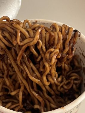 Yeşil soğan ve susamlı fasulye soslu baharatlı japagetti eriştesi. Her ısırıkta derinlik ve lezzeti birleştiren rahatlatıcı bir Kore favorisi..