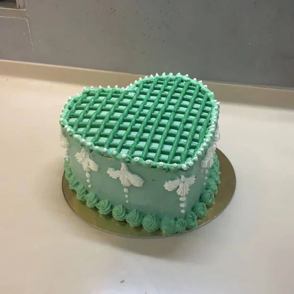 Lezzetli, yumuşak bir pasta, her durum için mükemmel. Katmanlı ya da tek, her ısırıkta tatlı ve neşe getiren, krema, meyve ya da süslemelerle kaplı..