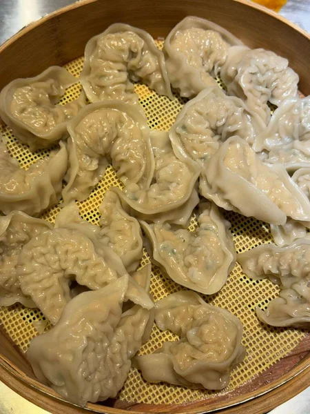 Köfte, tofu ve sebze gibi lezzetli malzemelerle dolu Kore hamur köfteleri. Mandu buğulama, haşlama ya da tavada kızartılma ile çok yönlü ve lezzetli bir aperatif ya da yemek yapılabilir..