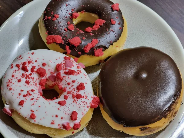 Lezzetli çörekler, üzerinde renkli jöleler ve serpiştirilmiş, altın gibi yumuşak bir dokuma. Tatlı ya da kahvaltı fotoğrafçılığı için mükemmel. Bu klasik ikramların tatlılığını sergiliyor..