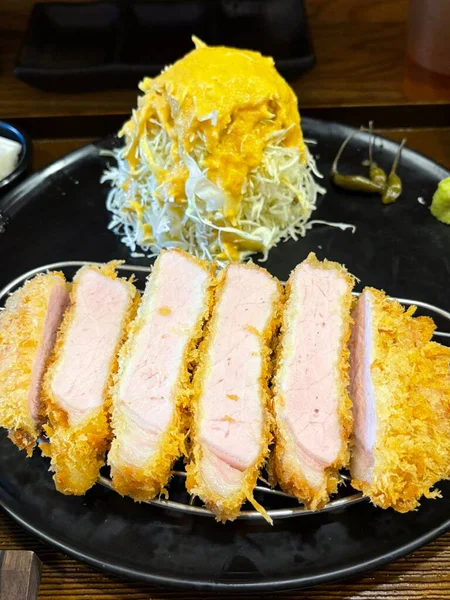 Çıtır tonkatsu, Japon usulü kızarmış domuz pirzolası dilimlenmiş lahana ve tuzlu sosla servis edilir. Lezzetli bir kıtır kıtır doku ve sulu et dengesi.