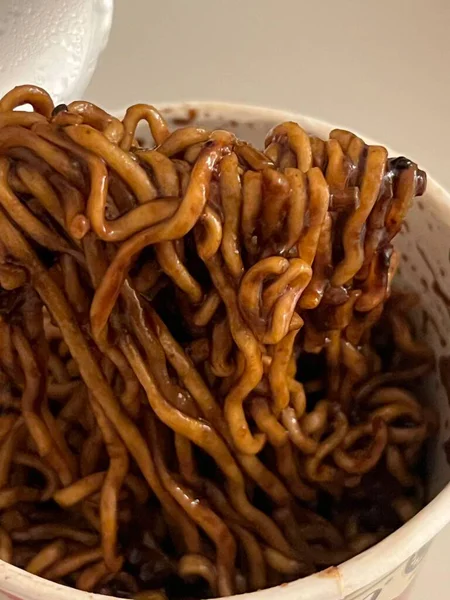 Yeşil soğan ve susamlı fasulye soslu baharatlı japagetti eriştesi. Her ısırıkta derinlik ve lezzeti birleştiren rahatlatıcı bir Kore favorisi..