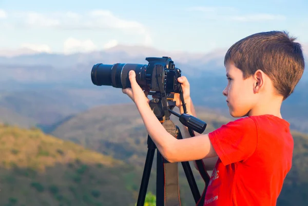Junge mit Kamera — Stockfoto