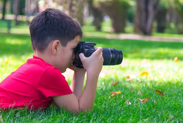 Młody fotograf w parku — Zdjęcie stockowe