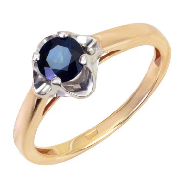 Beyaz arka planda izole edilmiş mavi değerli taşlı altın yüzük, yakın plan.