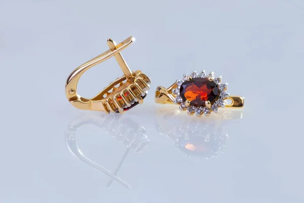 Paar Goldene Ohrringe Mit Roten Und Weißen Edelsteinen Auf Glasiger — Stockfoto