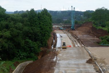 Yol şehirde bir köprüdür. Bocimi ücretli yol yapımı