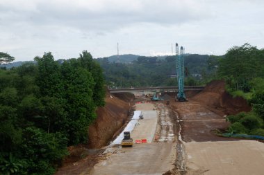 Sukabumi Bocimi paralı yolunun inşaatı