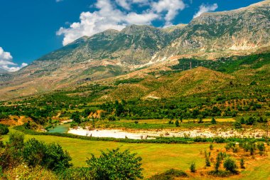 Arnavutluk 'un Permet kenti yakınlarındaki Vjosa Nehri Vadisi' nin Lush Green Hills ve Majestic Dağlarıyla çevrili manzarası