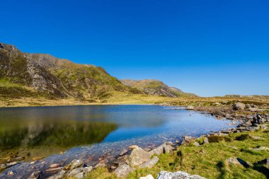 Snowdonia 'daki Dağ Yansımalarıyla Llyn Idwal' ın Üzerindeki Gökyüzünü Temizle