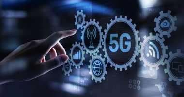 Mobil internetin 5G beşinci nesil ürünü. Hızlı bağlantı. Sanal ekranda telekomünikasyon kavramı.