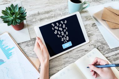 Bitcoin ödemesi aygıt ekranında, kripto para biriminde, engelleme zincirinde kabul edildi.