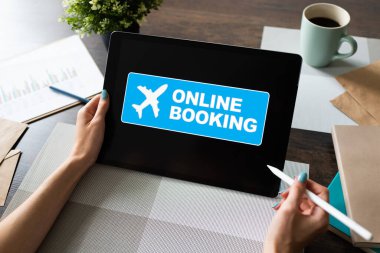 Cihaz ekranında online uçuş bileti rezervasyonu. İnternet ve teknoloji kavramı.