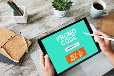 Tanıtım kodu alan tablet ekranda. E-ticaret, mobil pazarlama kavramı.