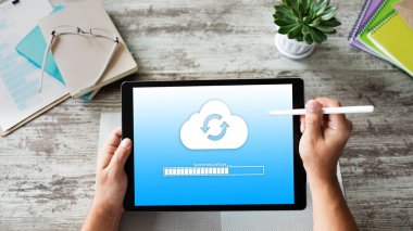 Tablet ekranında bulut senkronizasyonu ilerleme çubuğu. Veri depolama ve koruma. Teknoloji ve internet kavramı.