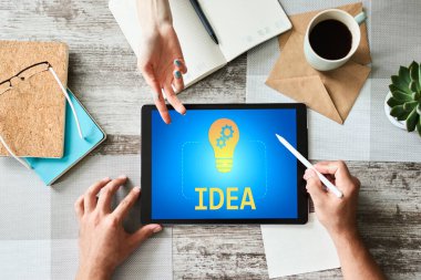 Ekranda lamba simgesi olan yeni fikir, yaratıcılık ve yenilik kavramı.