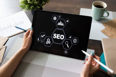 SEO - Arama motoru optimizasyonu. Ekranda dijital pazarlama kavramı.