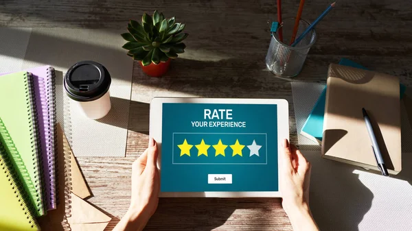 Bewerten Sie Kundenerfahrung Bewertung. Service und Kundenzufriedenheit. Fünf Sterne. Internet-Konzept für Unternehmen. — Stockfoto