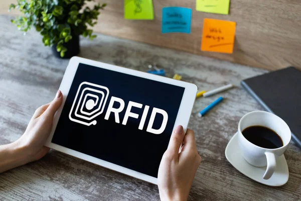 RFID Koncept technologie radiofrekvenční identifikace na obrazovce zařízení. Bezpečnost a automatizace. — Stock fotografie