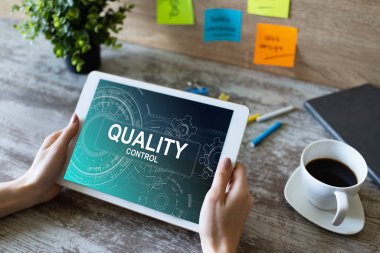 Aygıt ekranında kalite kontrol kavramı. İş ve teknoloji kavramı.