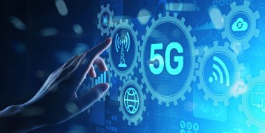 Mobil internetin 5G beşinci nesil ürünü. Hızlı bağlantı. Sanal ekranda telekomünikasyon kavramı.