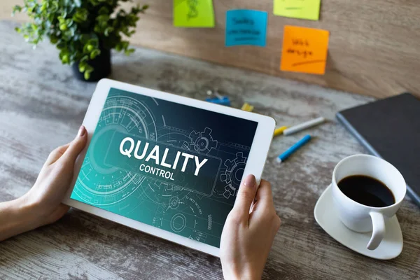 Aygıt ekranında kalite kontrol kavramı. İş ve teknoloji kavramı.