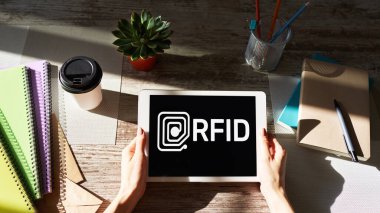 RFID Radyo Frekans Tanımlama Teknolojisi cihaz ekranında. Güvenlik ve otomasyon.