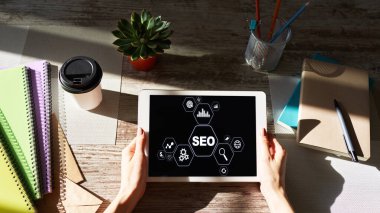SEO - Arama motoru optimizasyonu. Ekranda dijital pazarlama kavramı.