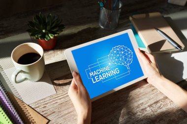 Makine öğrenimi, yapay zeka ve akıllı teknoloji konsepti cihaz ekranında.