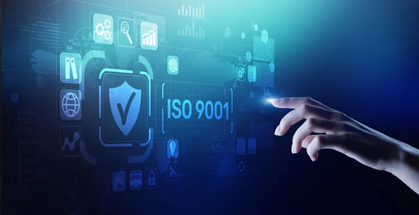 ISO 9001 Padrões conceito de tecnologia de negócios de controle de qualidade na tela virtual. — Fotografia de Stock