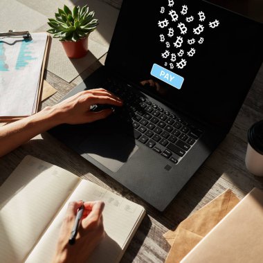 Bitcoin ödemesi aygıt ekranında, kripto para biriminde, engelleme zincirinde kabul edildi.