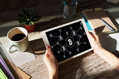 Bitcoin büyüme roket simgesi ekranda. Cryptocurrency ve blockchain kavramı.
