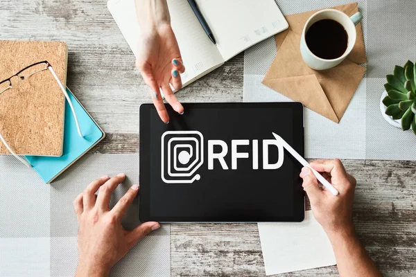 RFID Radio Frequency Identification Technology Konzept auf dem Bildschirm des Gerätes. Sicherheit und Automatisierung. — Stockfoto