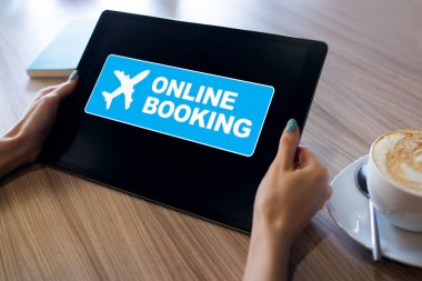 Cihaz ekranında online uçuş bileti rezervasyonu. İnternet ve teknoloji kavramı.
