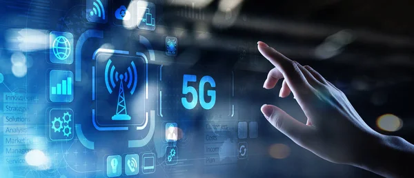 5G Pátá generace mobilního internetu. Rychlé spojení. Telekomunikační koncept na virtuální obrazovce. — Stock fotografie