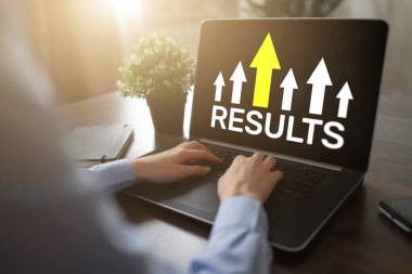 Ekranda büyüyen okun sonucu. İş ve kişisel gelişim kavramı.