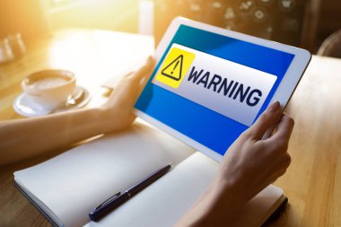 Uyarı mesajı ekranda. Virüs tespit güvenliği donanım veya yazılım sorunu soluyor. siber güvenlik kavramı.