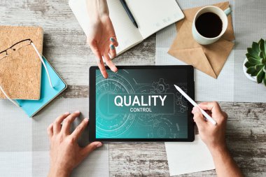 Aygıt ekranında kalite kontrol kavramı. İş ve teknoloji kavramı.