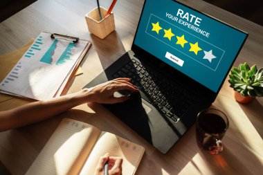 Müşteri deneyimlerini değerlendir. Hizmet ve Müşteri memnuniyeti. Beş yıldızlı reyting. İş dünyası internet kavramı.