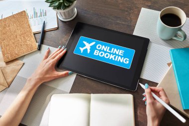 Cihaz ekranında online uçuş bileti rezervasyonu. İnternet ve teknoloji kavramı.