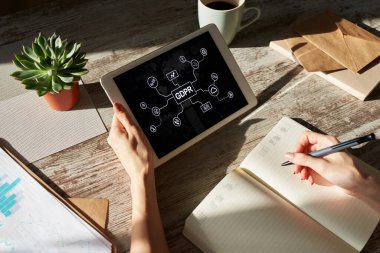GDPR - Genel veri koruma düzenleme yasası. Ekranda iş ve internet kavramı