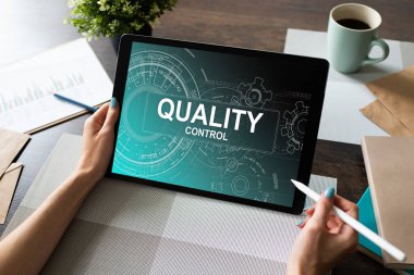 Aygıt ekranında kalite kontrol kavramı. İş ve teknoloji kavramı