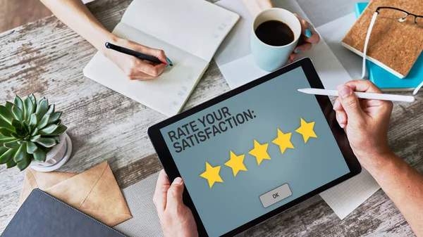 Ohodnoťte své zkušenosti. Hodnocení spokojenosti zákazníků. Pět hvězd na obrazovce. Koncept kontroly kvality podnikatelských služeb — Stock fotografie
