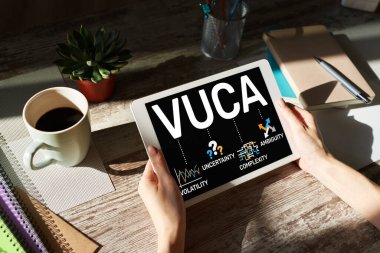 VUCA dünya konsepti ekranda. Değişkenlik, belirsizlik, karmaşıklık, belirsizlik