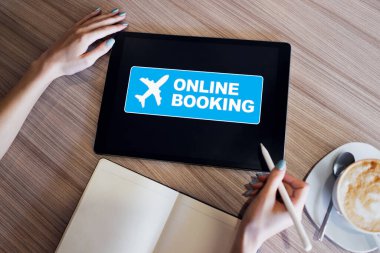 Cihaz ekranında online uçuş bileti rezervasyonu. İnternet ve teknoloji kavramı